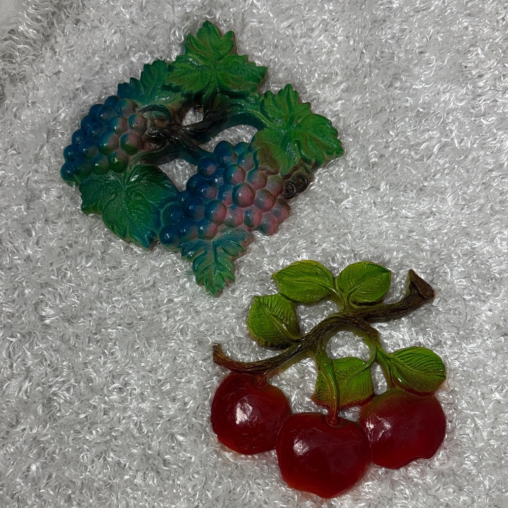Vintage fruit plastic wall decor set of 2 grapes apples